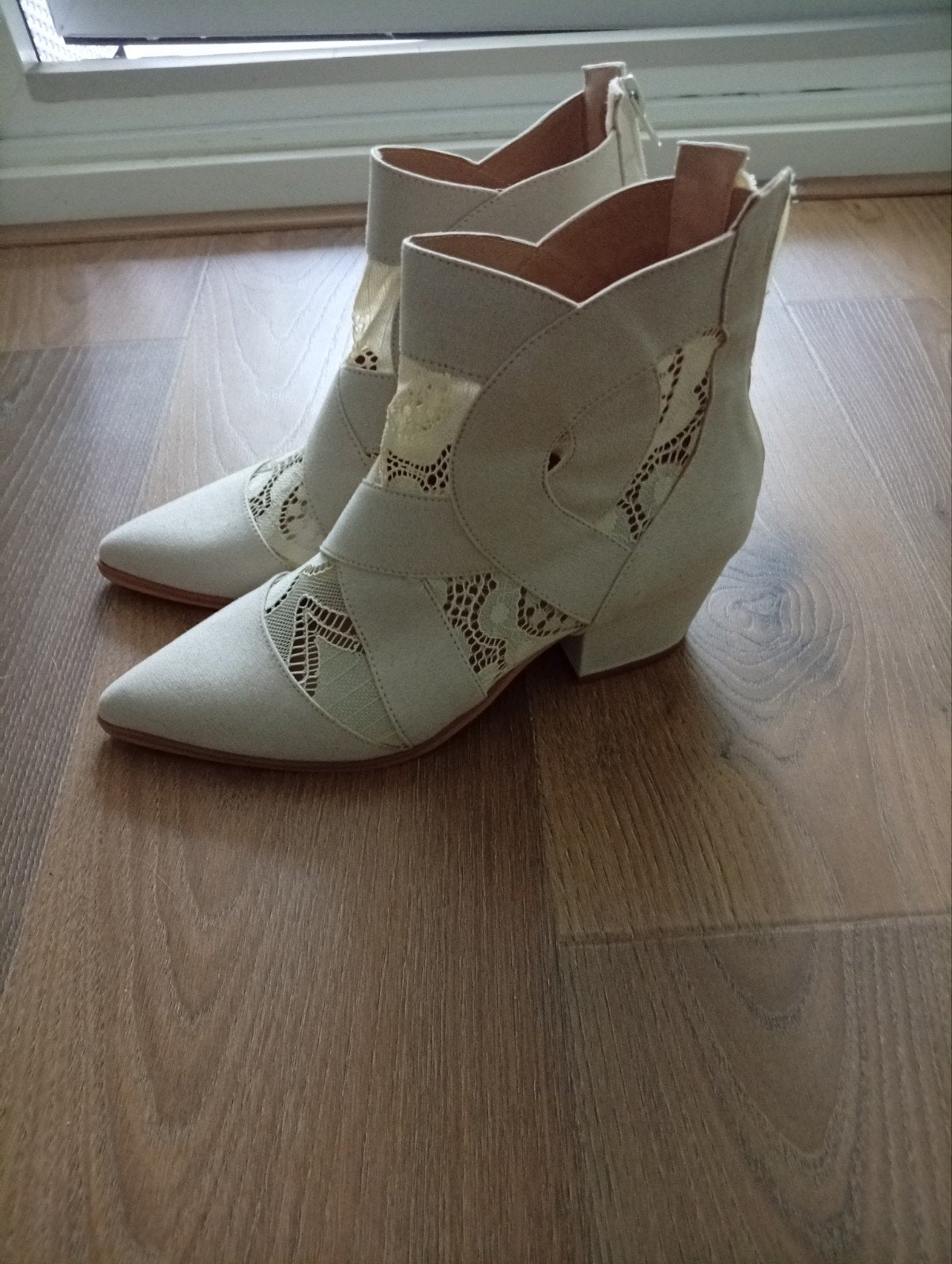 Nieuwe enkellaarsjes mt 40, Ophalen, Nieuw, Beige