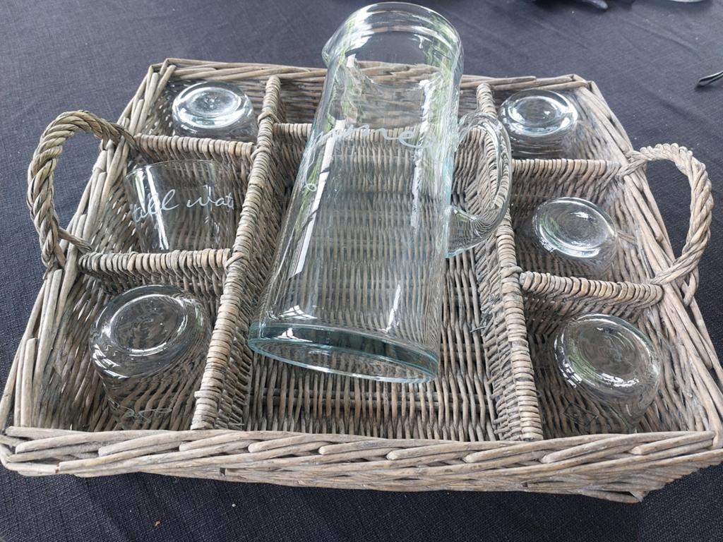 Riviera Maison waterkaraf met glazen in rieten dienblad, Ophalen of Verzenden, Glas, Overige stijlen, Glas of Glazen