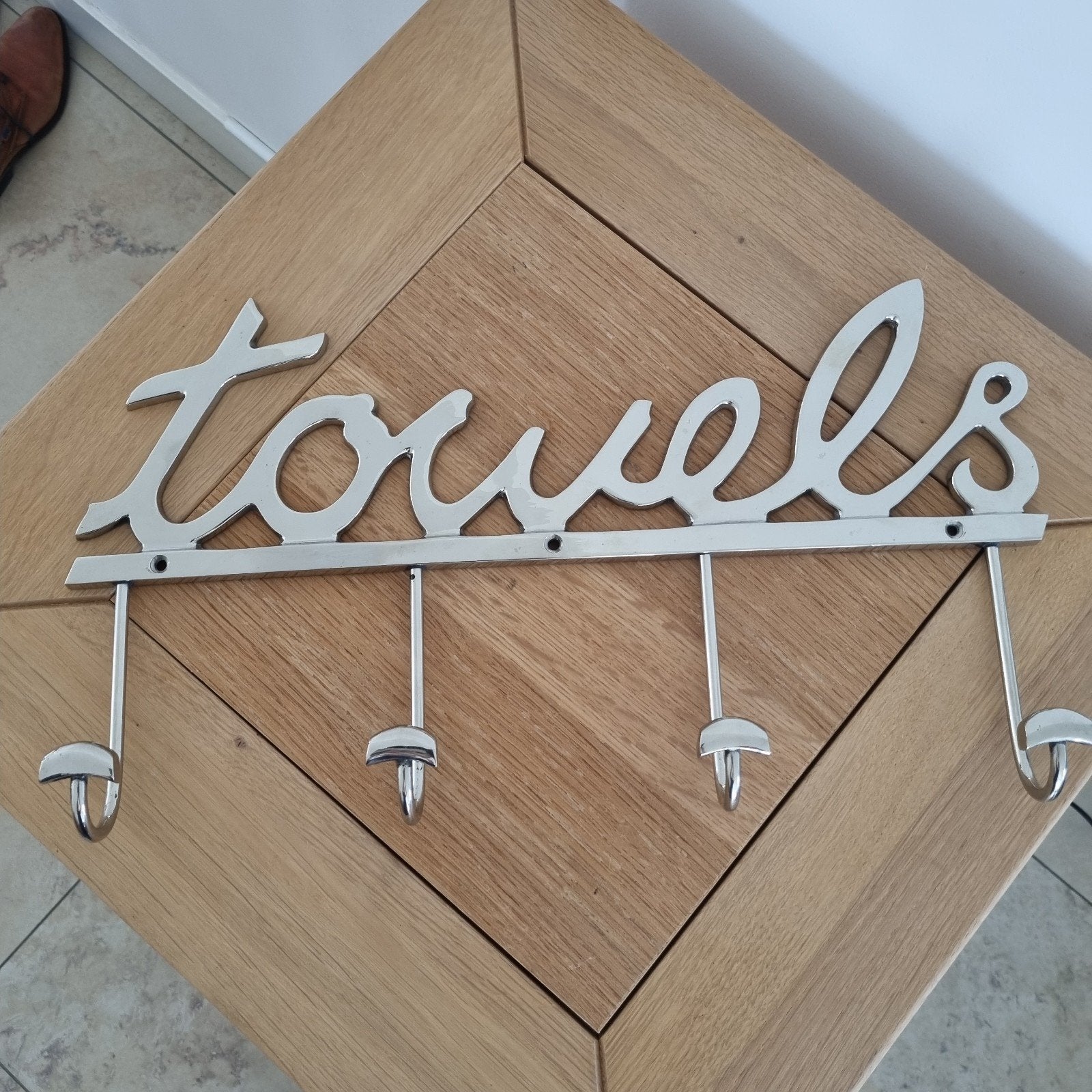 Metalen handdoekrek 'Towels' met 4 haken., Gebruikt, Wandhaken, Ophalen of Verzenden, Minder dan 100 cm