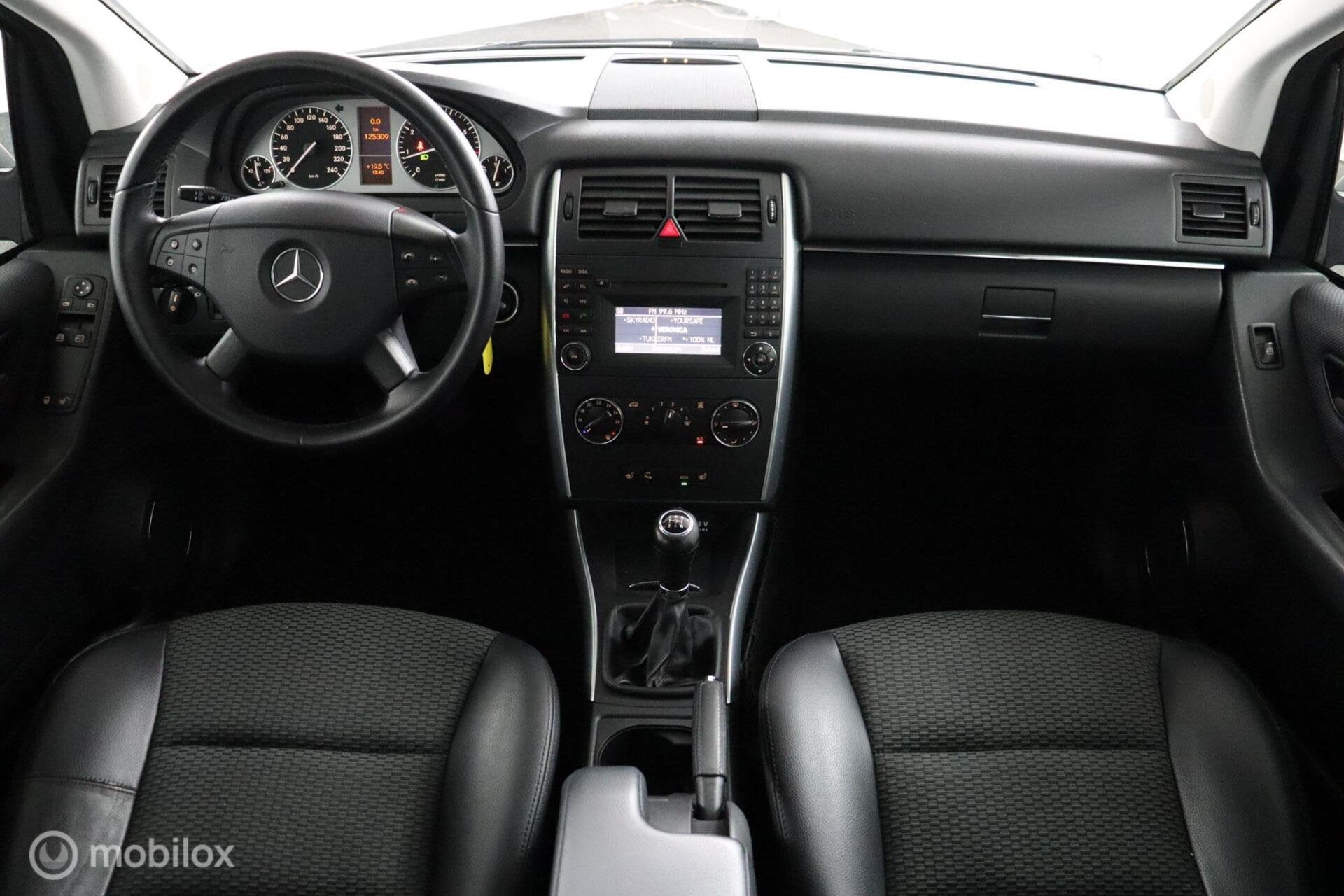 Mercedes B-klasse 180 BlueEFFICIENCY STOELVERW / HALF LEDER, Auto's, Voorwielaandrijving, Gebruikt, Zwart, 4 cilinders