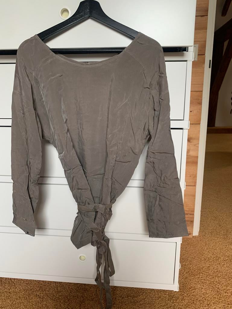 Humanoid wikkelblouse taup L, Kleding | Dames, Verzenden, Zo goed als nieuw, Overige kleuren