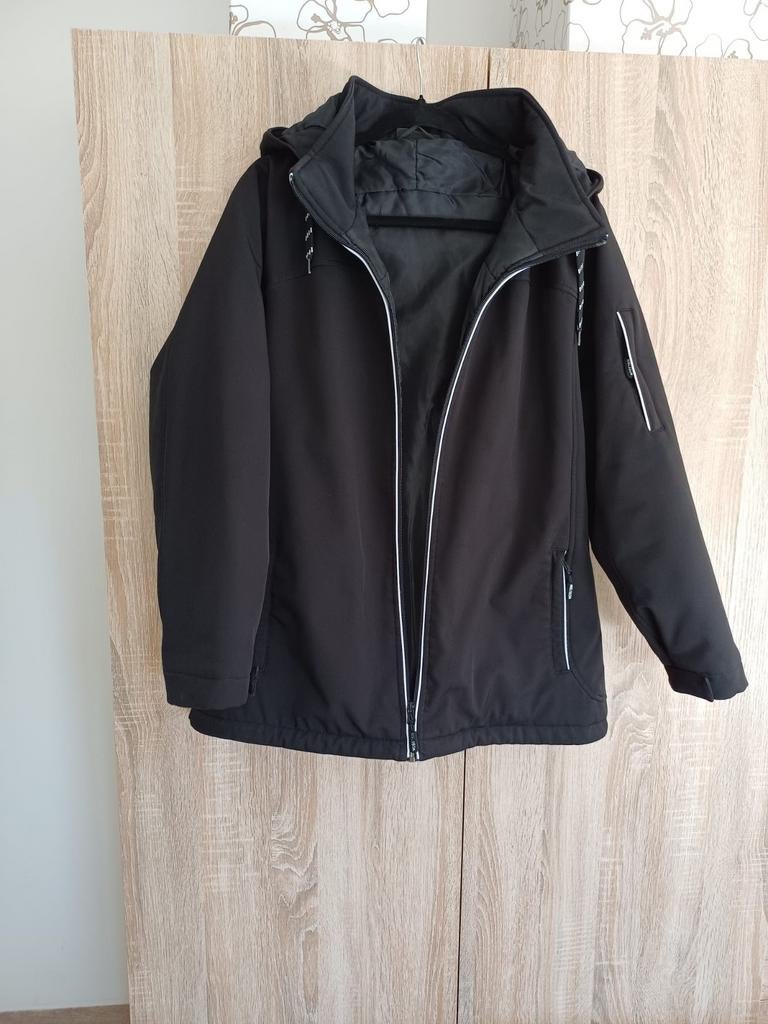 Zwarte softshell jas met capuchon, maat M, Kleding | Dames, Jassen | Winter, Zo goed als nieuw, Maat 38/40 (M), Zwart, Ophalen of Verzenden
