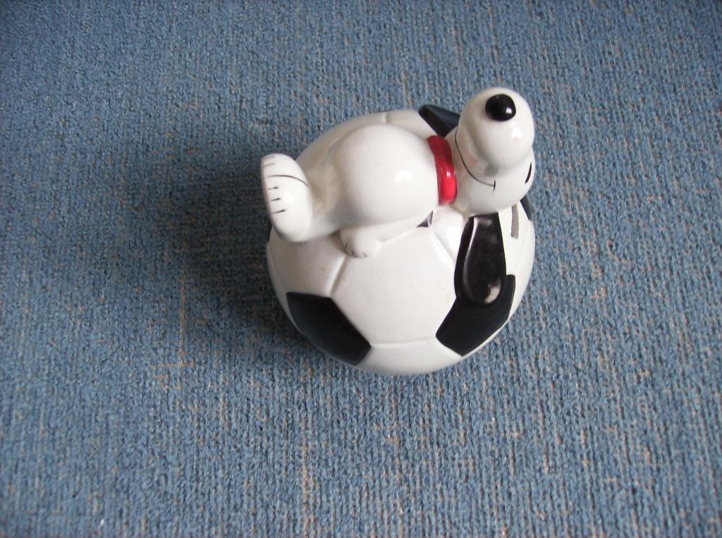 SPAARPOT SNOOPY MET VOETBAL, 1960 ,GOEDE STAAT, Verzamelen, Spaarpotten, Ophalen of Verzenden, Zo goed als nieuw, Steen, Aardewerk of Keramiek
