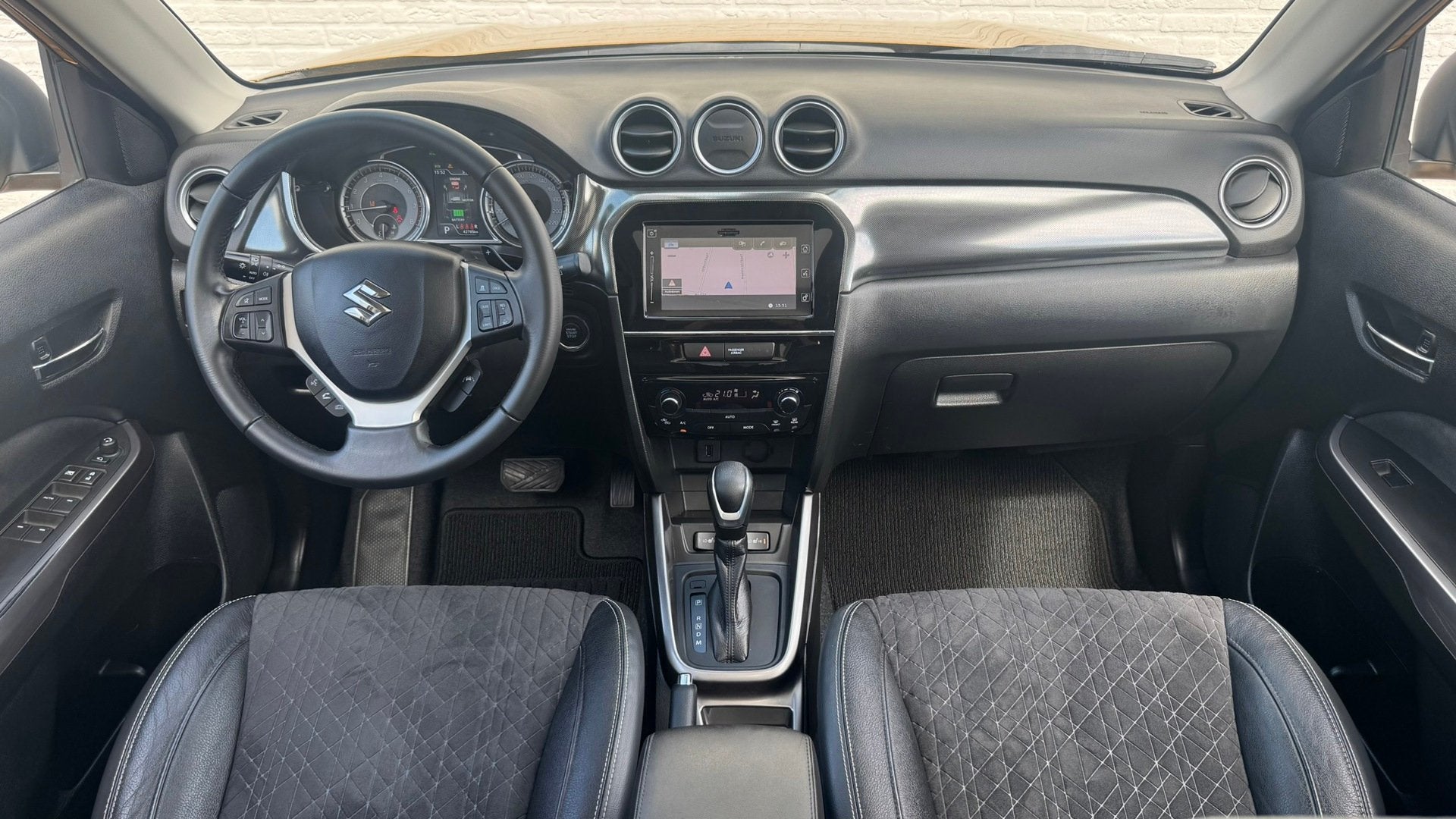 Suzuki VITARA 1.5 Hybrid Style Trekhaak Panorama dak Camera, Auto's, Dealer onderhouden, Gebruikt, 4 cilinders, 400 kg