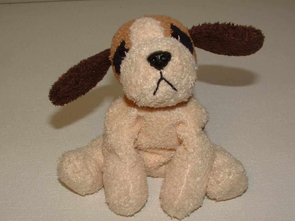 RUSS BERRIE HOND BEAGLE BANDIT ZACHTE BADSTOF ROOMWIT, Kinderen en Baby's, Speelgoed | Knuffels en Pluche, Verzenden, Nieuw, Overige typen
