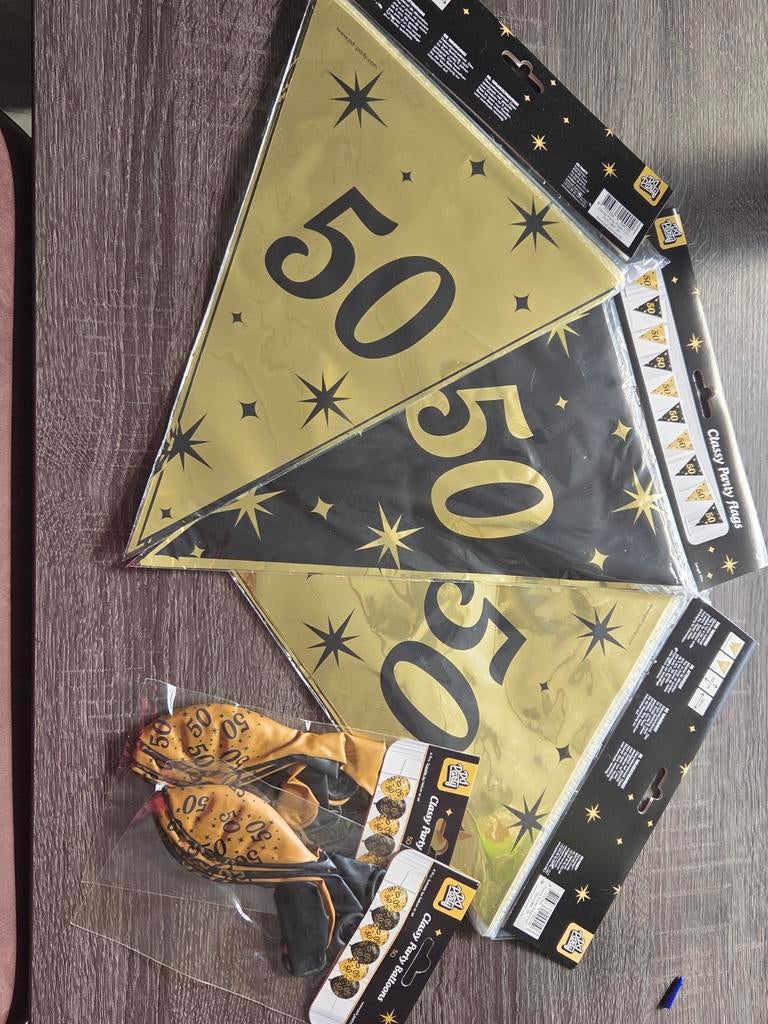 Feestversiering 50 jaar: vlaggenlijn en ballonnen, Hobby en Vrije tijd, Feestartikelen, Ophalen of Verzenden, Nieuw, Versiering