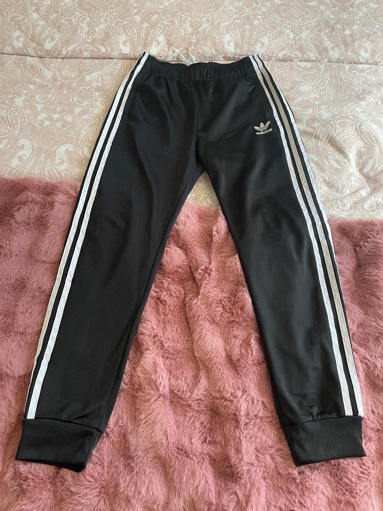 Adidas trainingsbroek maat 164, Adidas, Jongen of Meisje, Ophalen of Verzenden, Nieuw