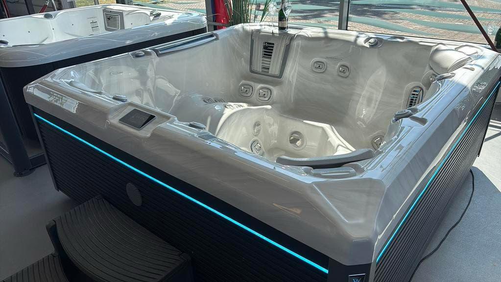 Wellis Atlas Premium jacuzzi showroom model 215x215x86cm, Ophalen, Nieuw, Trap, Vast