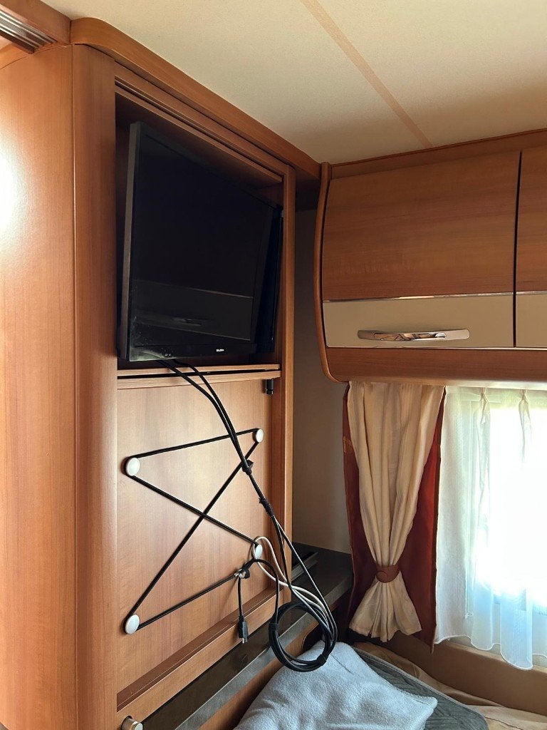 Foto 18 van Hobby 560 UFE, compleet met inventaris en voortent
