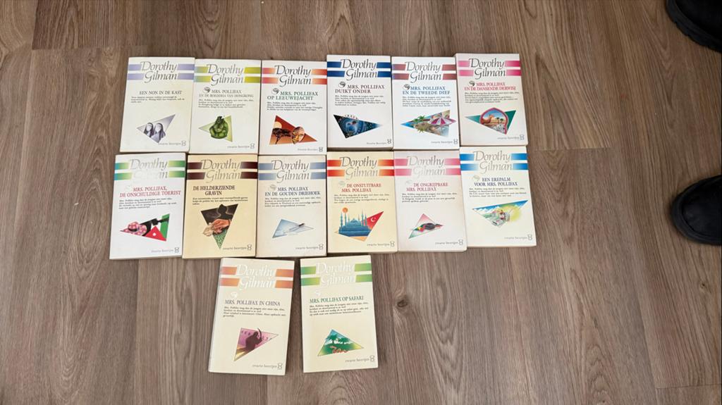 Dorothy Gilman - Mrs. Pollifax boeken (15 stuks), Boeken, Ophalen of Verzenden, Gelezen, Nederland