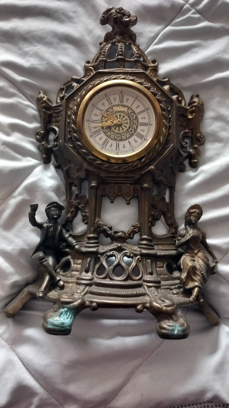 Antieke koperen tafelklok met figuren, Antiek en Kunst, Ophalen of Verzenden