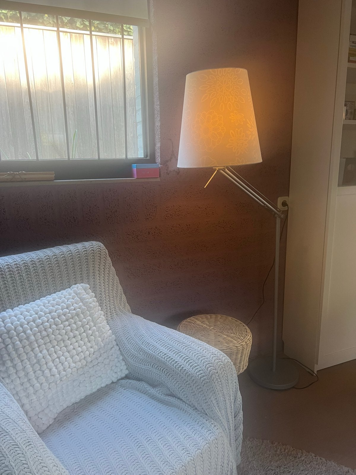2x IKEA vloerlampen met witte en bruine lampenkappen, Ophalen, Gebruikt, E27 (groot), Metaal