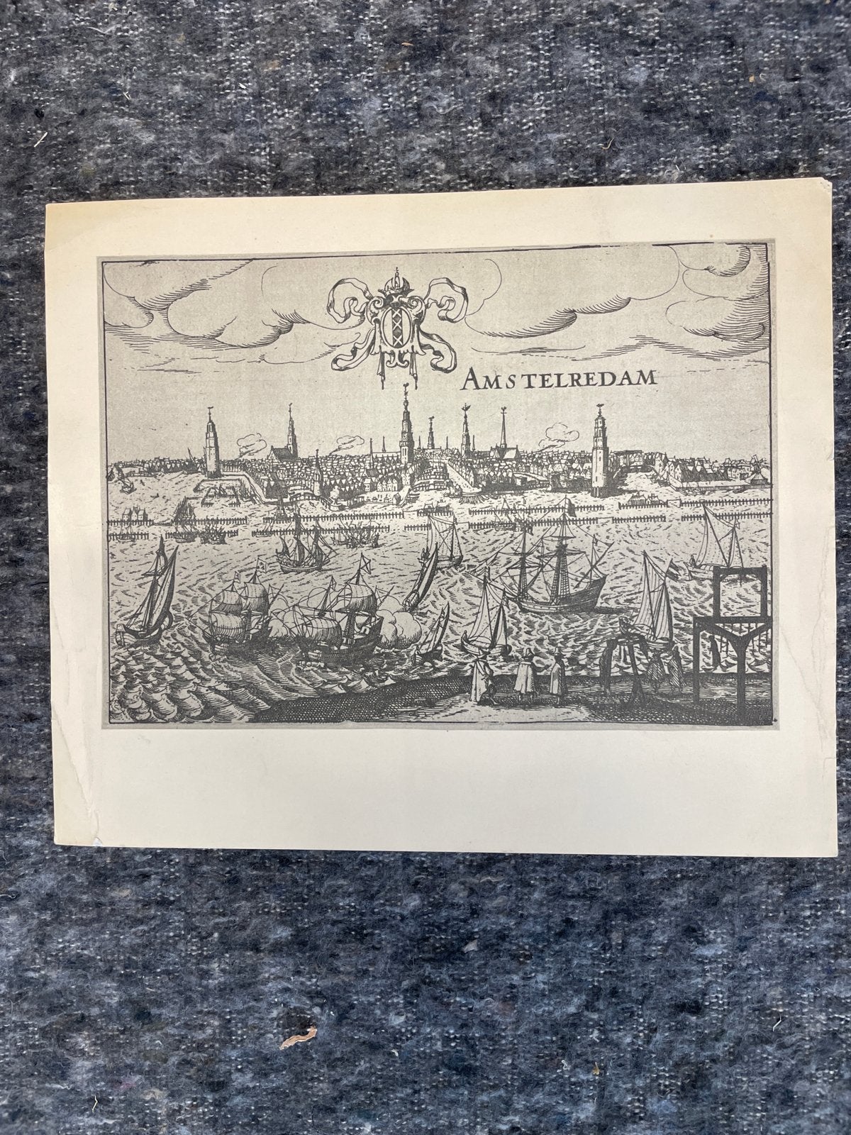 Antieke Gravure 'Amstelredam' - Stadsgezicht Amsterdam, Met tekst, Stadsgezicht, Gravure, 1600 - 1699