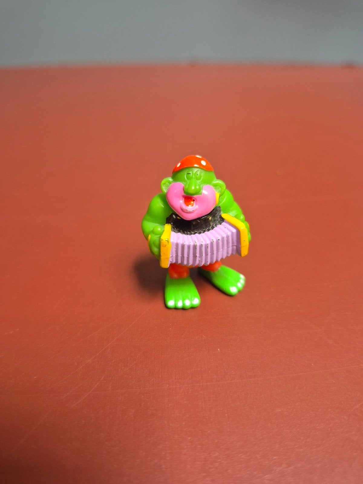 Kinder Surprise Trolletje met Accordeon, Verzamelen, Ophalen of Verzenden, Zo goed als nieuw