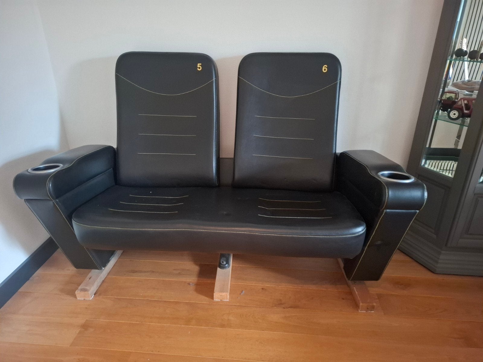 Originele Leren Bioscoop Loveseat (Euroscoop Tilburg), Kunststof, Gebruikt, 150 tot 200 cm, Tweepersoons