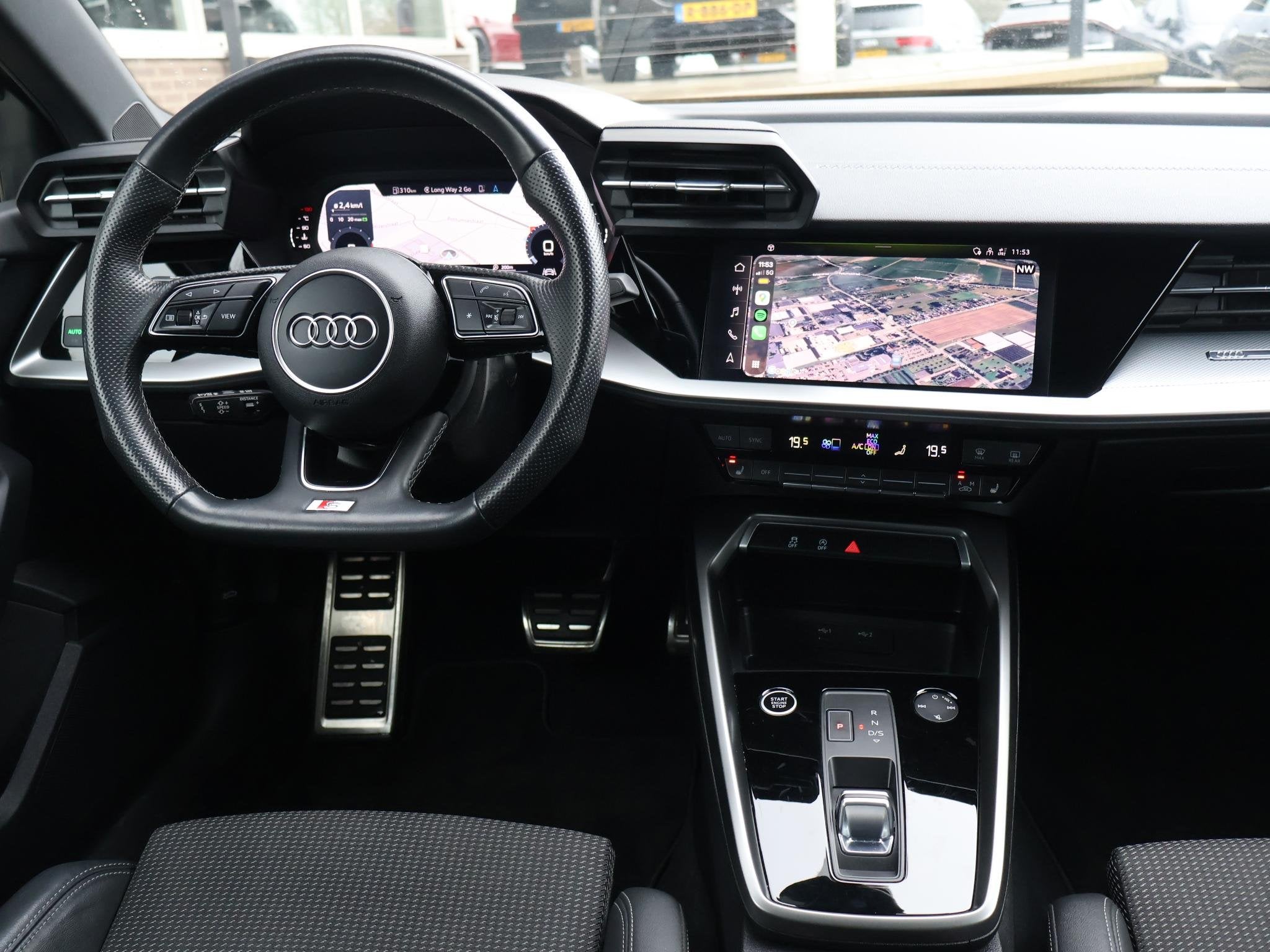 Audi A3 Limousine 35 TFSI 150 PK S-LINE EDITION + VIRTUAL CO, 4 cilinders, 150 pk, Leder en Stof, Zwart