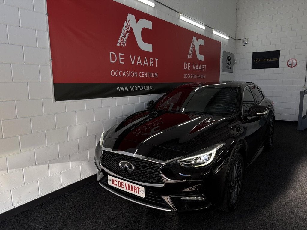 Infiniti Q30 1.6t Premium Tech - NAVI/LEER/BOSE/360CAM/NAP, Auto's, Infiniti, Voorwielaandrijving, Gebruikt, 4 cilinders, 700 kg