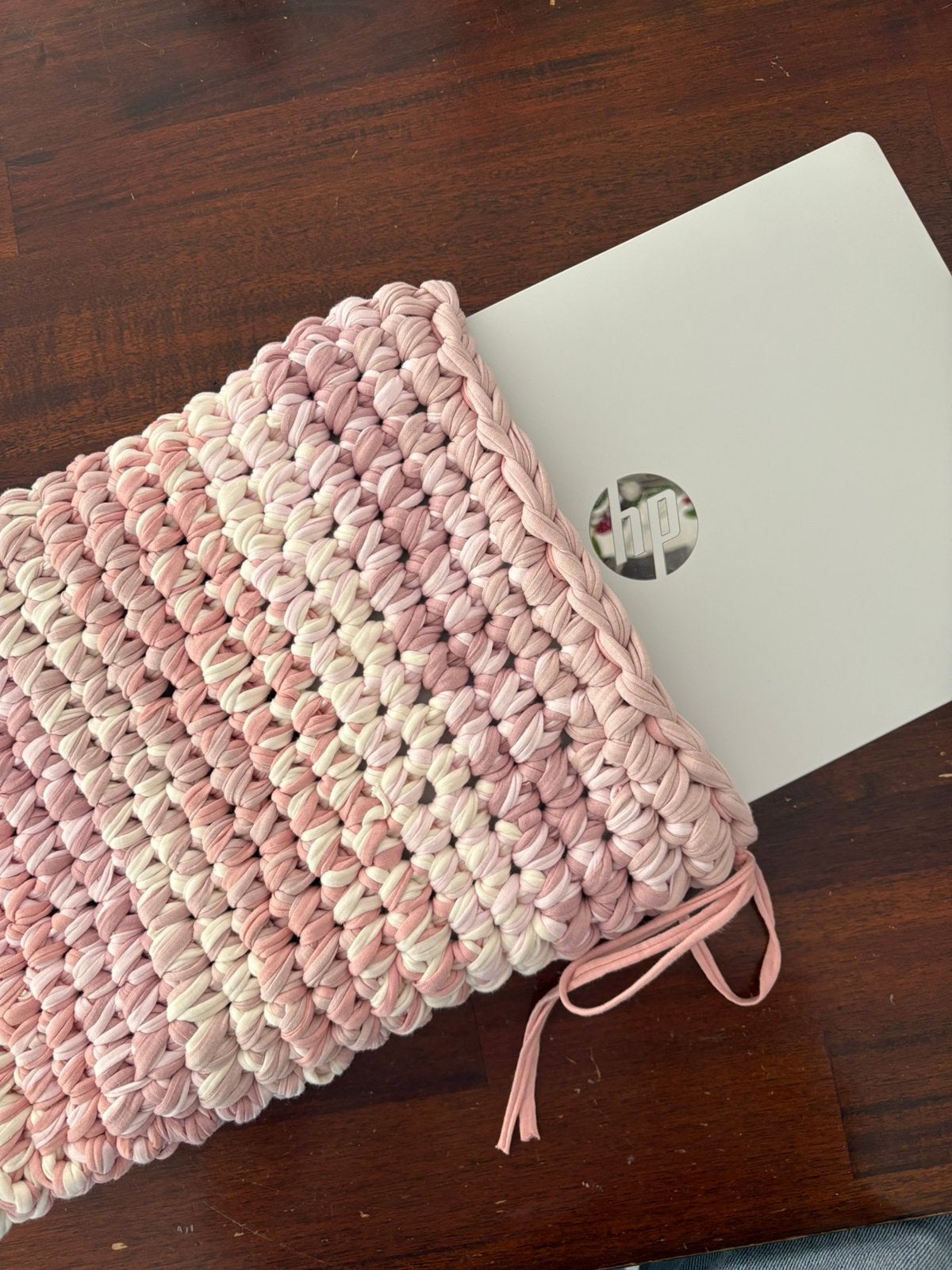 Gehaakte laptophoes in roze tinten, Computers en Software, Laptophoezen, Ophalen of Verzenden, 14 inch, Nieuw
