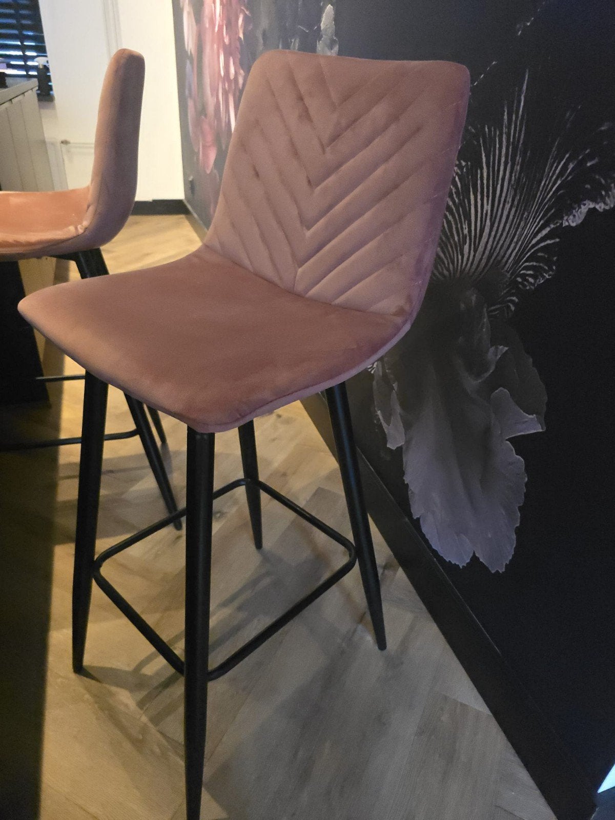 Roze velvet barkrukken - Set van 2, Ophalen, Met voetsteun, Zo goed als nieuw, 90 cm of meer