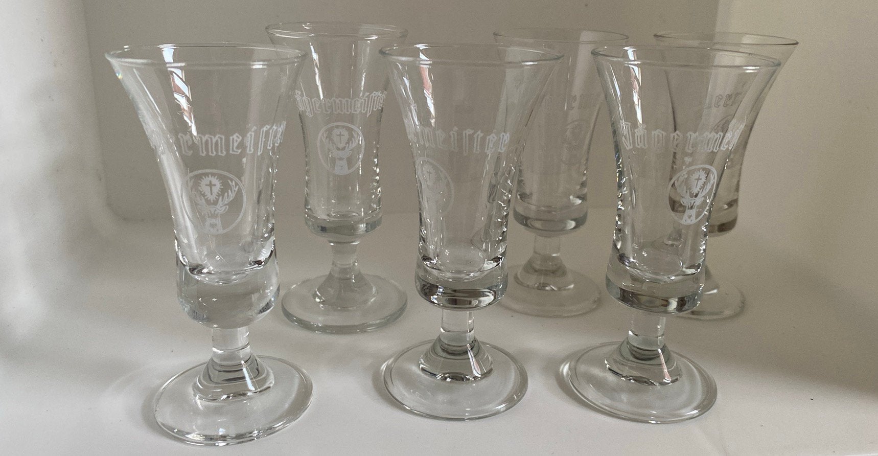 6 Jägermeister borrelglaasjes op voet en met logo. H.9 cm., Ophalen of Verzenden, Zo goed als nieuw, Borrel- of Shotglas