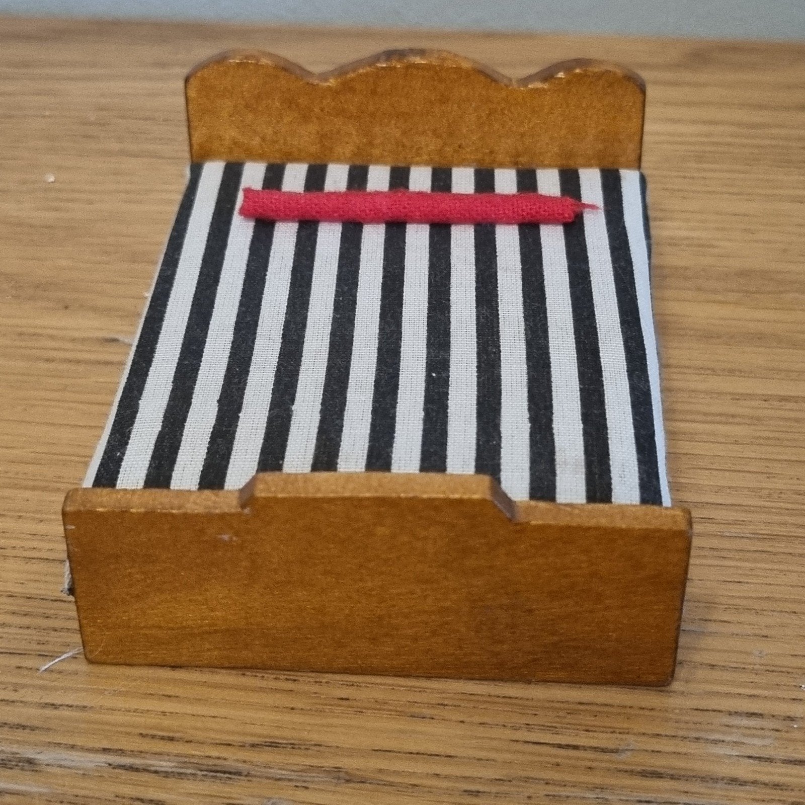 houten poppenhuis bed met gestreepte bekleding, Ophalen of Verzenden, Zo goed als nieuw, Gebruiksvoorwerp