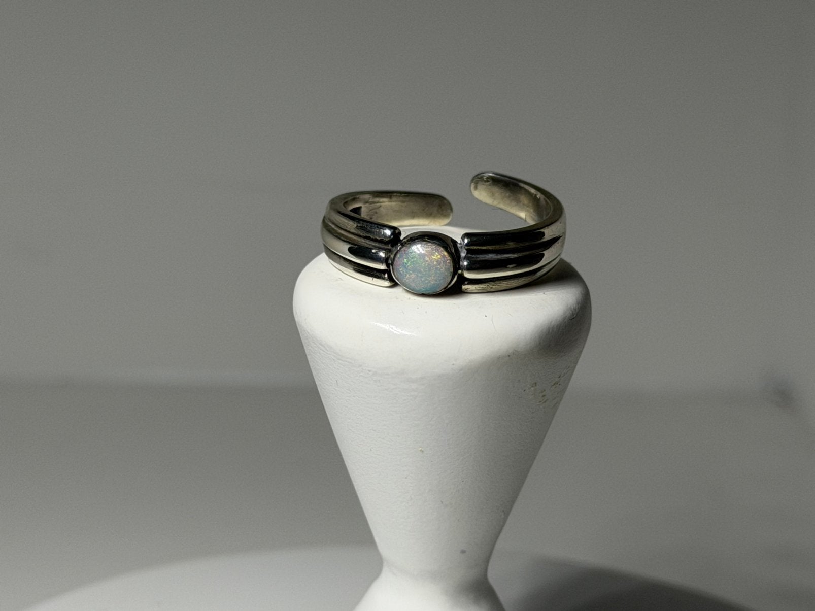 Zilveren ring met Australische opaal ( RM open ), Sieraden, Tassen en Uiterlijk, Ophalen of Verzenden, Zo goed als nieuw, 17 tot 18