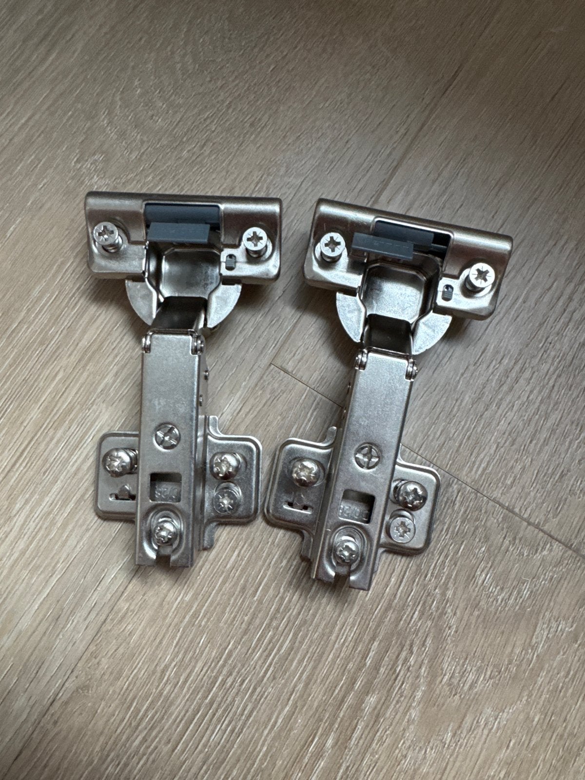 IKEA Utrusta Scharnieren met demper, 2 stuks, Ophalen of Verzenden, Zo goed als nieuw, Rvs, Scharnier