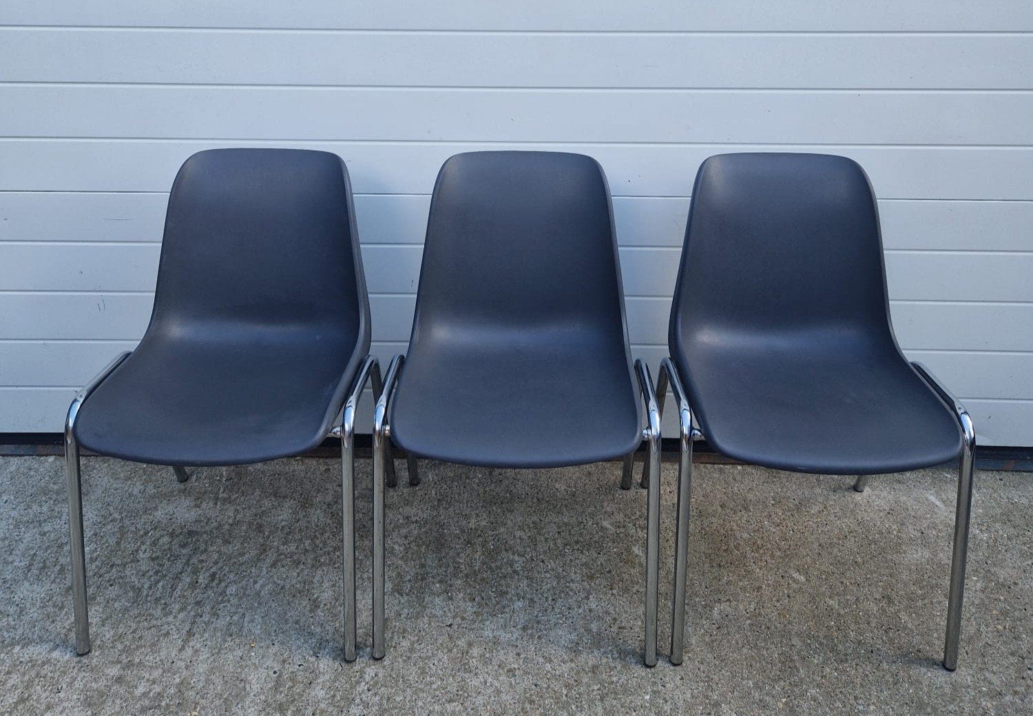 29 x Kantine stoelen grijs horeca kuipstoelen cafe bistro, Kunststof, Ophalen of Verzenden, Zo goed als nieuw, Grijs