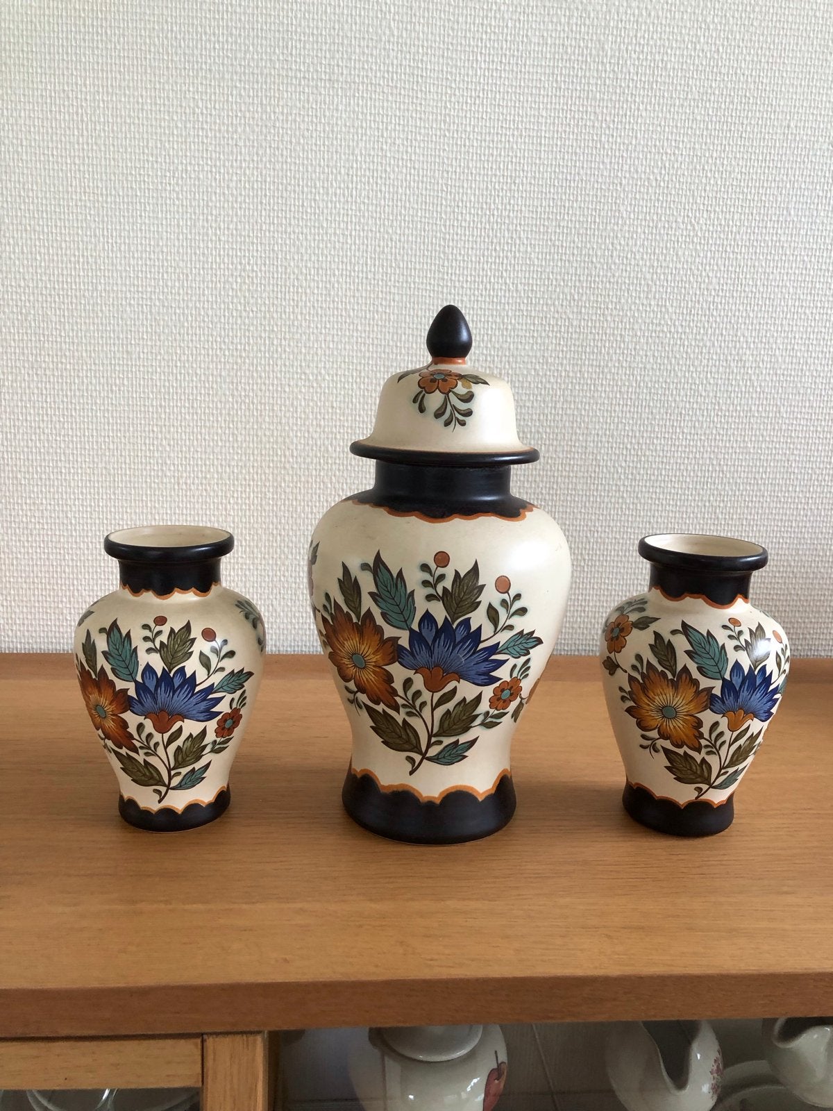 Plateel kaststel en diverse Vaassen met bloemmotief, Antiek en Kunst, Antiek | Vazen, Ophalen of Verzenden