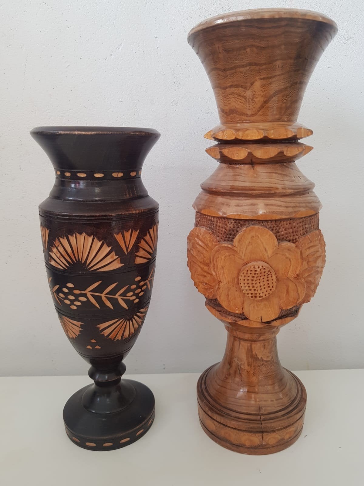 Twee grote Vintage houten vaas
decoratieve houtgesneden en, Ophalen