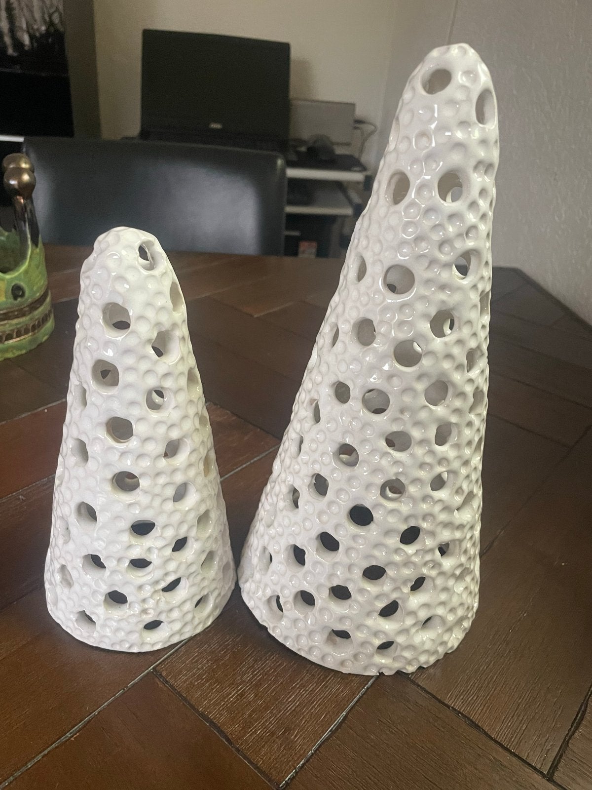 Keramieke kegels/theelichtjes 27 en 24cm, Gebruikt, Meerkleurig, Ophalen of Verzenden, Modern