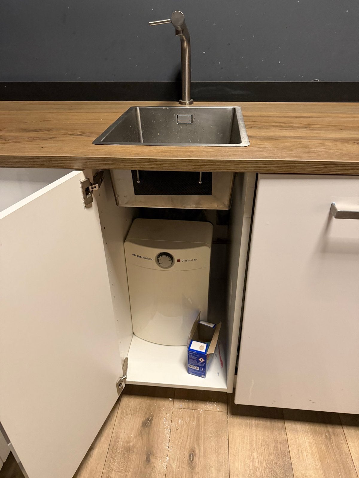 Moderne hoekkeuken met inbouwapparatuur, Huis en Inrichting, Keuken | Complete keukens, Ophalen, Gebruikt, Wit, Hoekkeuken