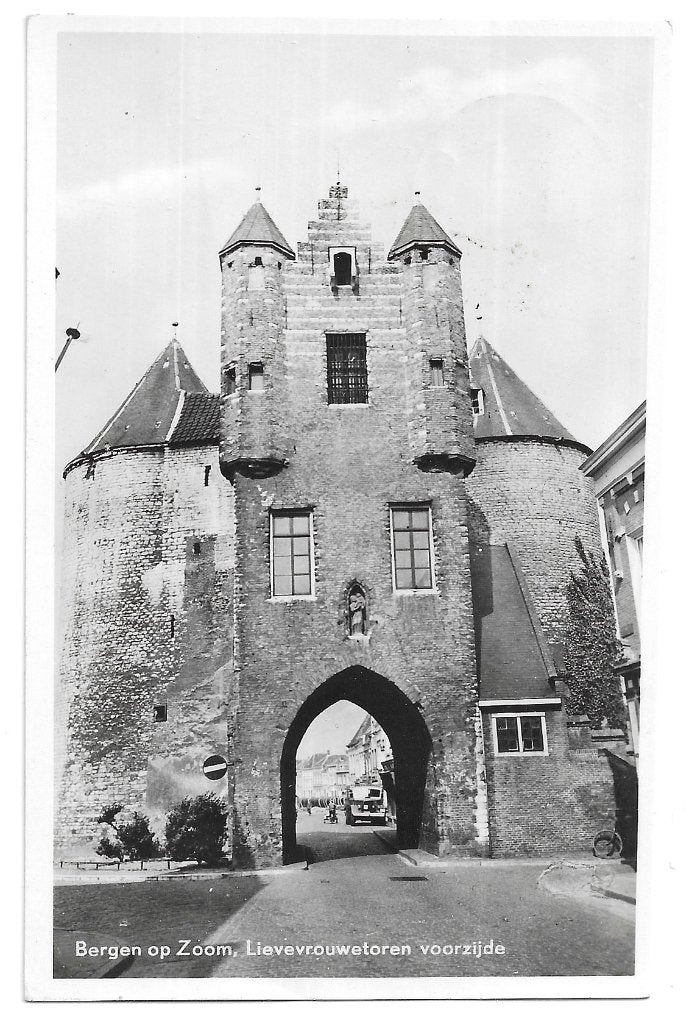 AK Bergen op Zoom - Lievevrouwetoren, voorzijde, Ophalen of Verzenden, 1940 tot 1960, Gelopen, Noord-Brabant
