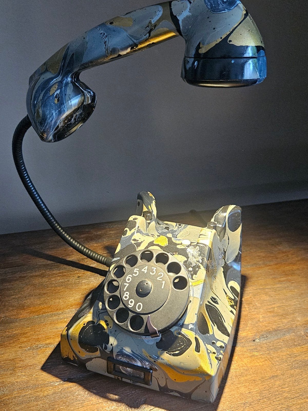Prachtige lamp gemaakt van vintage draaischijf telefoon, Bureaulamp, Overige fittingen, Ophalen of Verzenden, Zwart