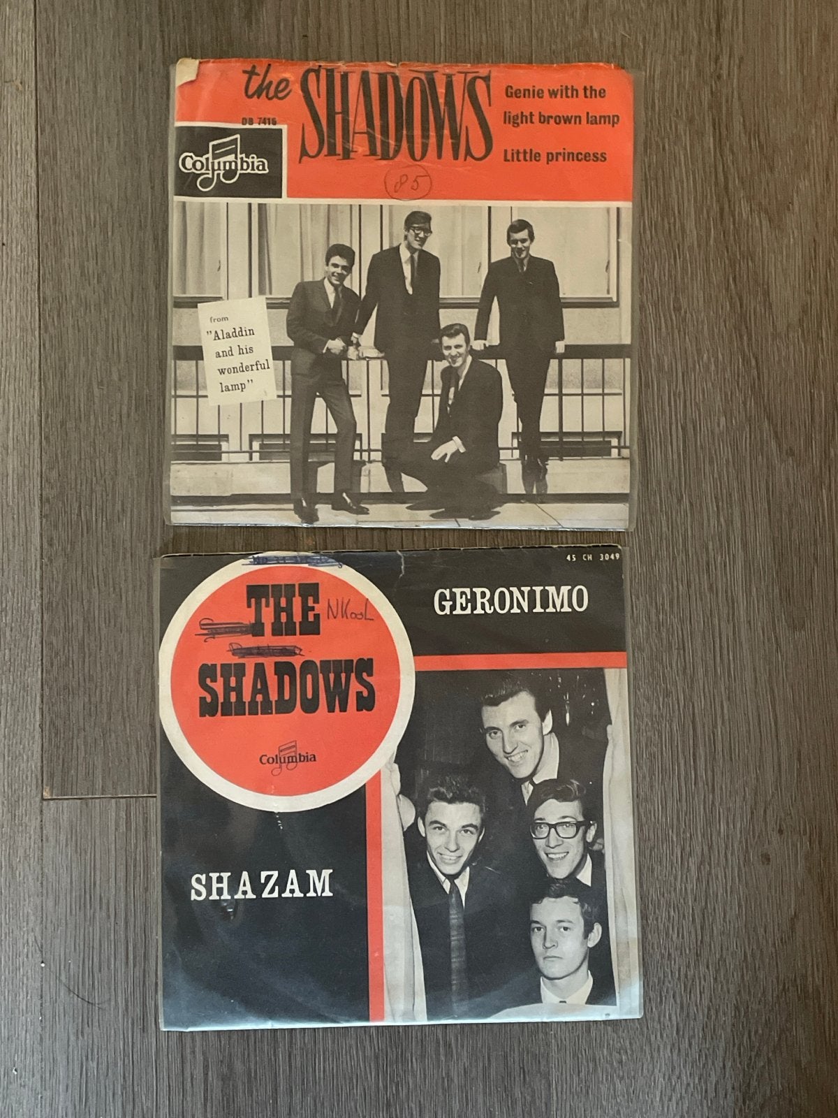 2 The Shadows 7" singles: Genie with the Light Brown Lamp &, Ophalen of Verzenden, Gebruikt, Pop