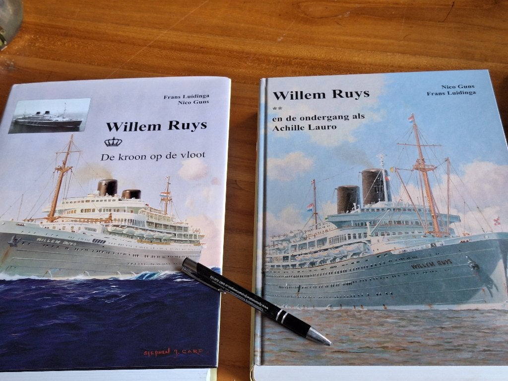 2 boeken over schepen  Willem Ruys de kroon op de vloot, Verzamelen, Ophalen of Verzenden, Zo goed als nieuw, Kaart, Foto of Prent