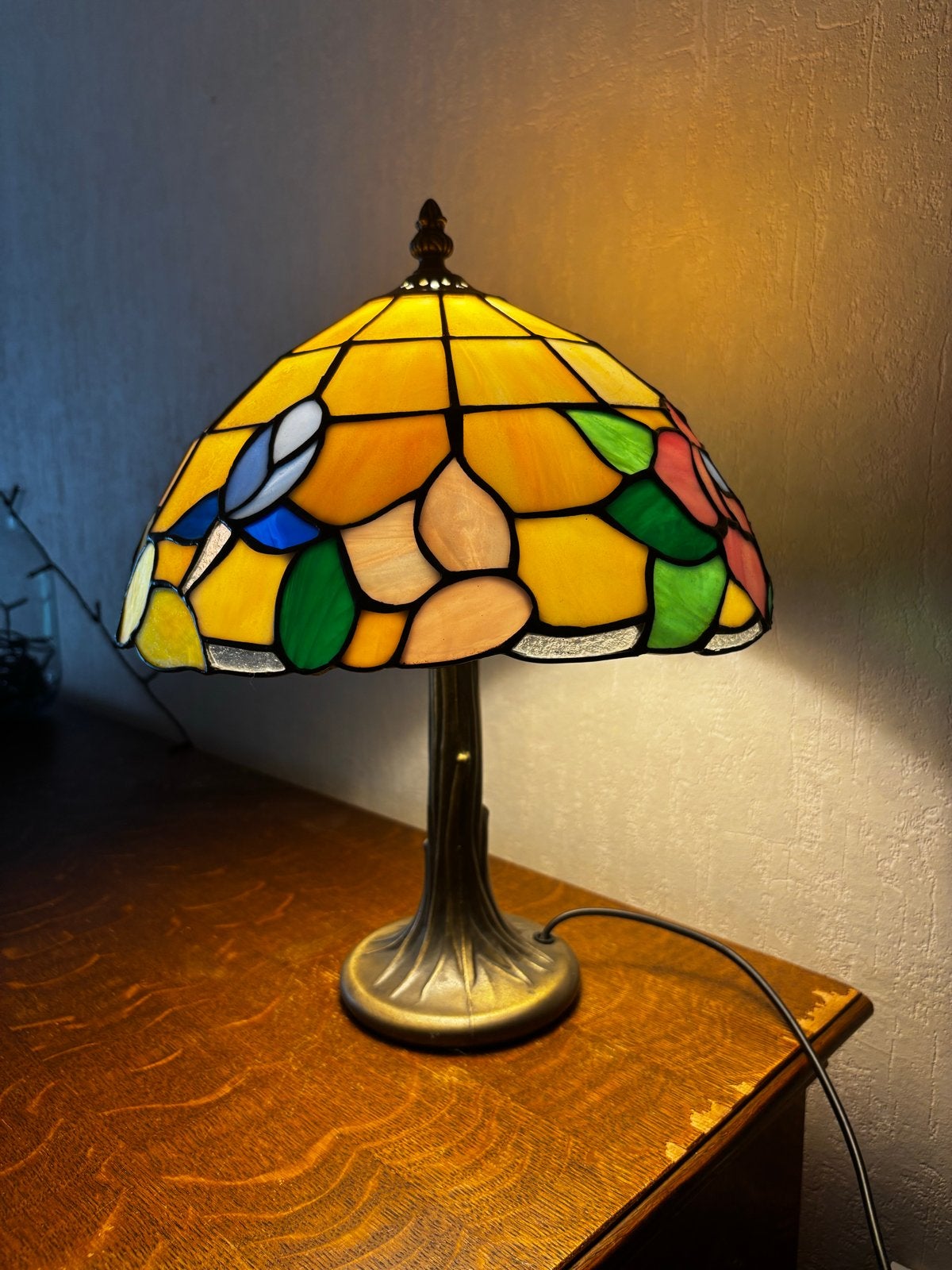 Prachtige Tiffany Stijl Tafellamp met Kleurrijk Glas, Ophalen