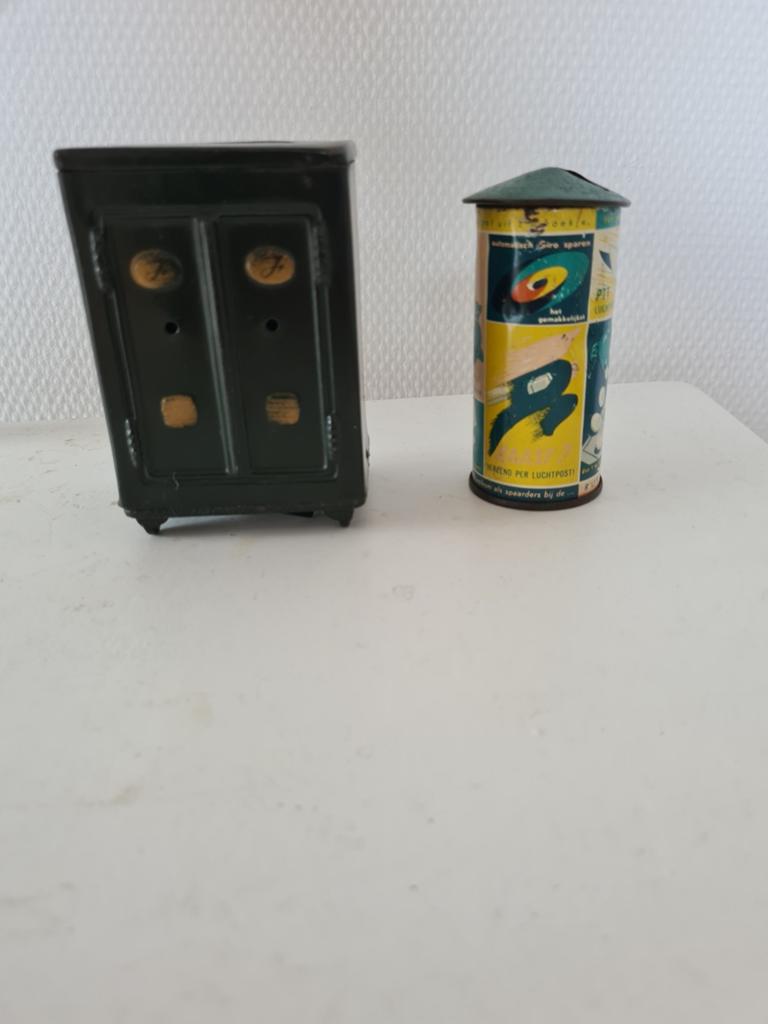 2 spaarpotten, brievenbus en bankkluis, Ophalen of Verzenden, Gebruikt, Metaal of Blik, Overige thema's