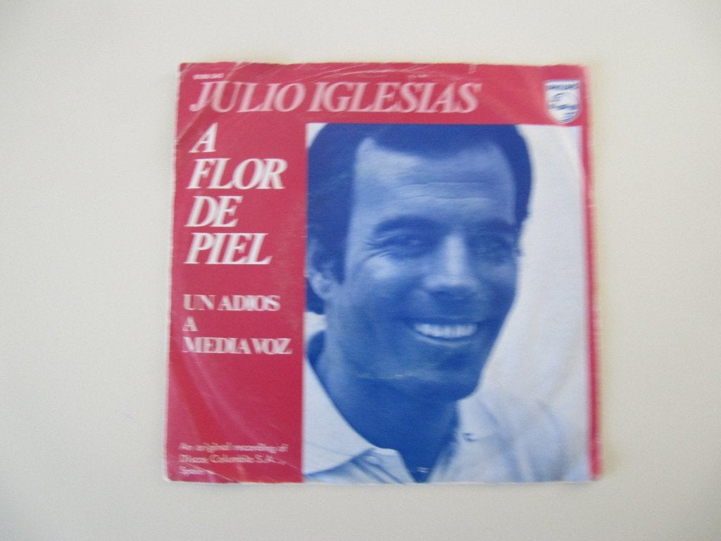 Julio Iglesias - A Flor de Piel / Un Adios a Media Voz, Ophalen of Verzenden, Gebruikt