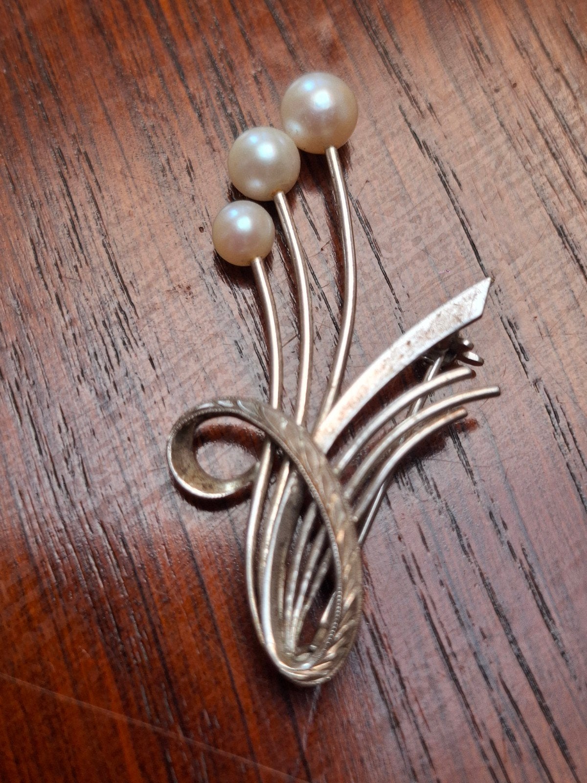 Sierlijk vintage Mikimoto zilveren broche met 3 parels, Ophalen of Verzenden, Zilver, Broche