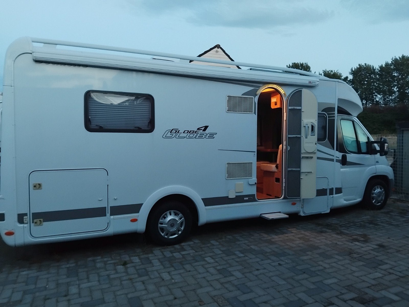 Dethleffs Globe 4 - Ruime en goed onderhouden camper 160 pk, Koelkast, Vast bed, Rondzit, Dethleffs
