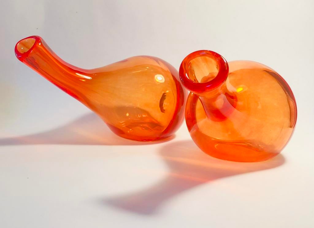 Twee liggende vazen, oranje glas, mondgeblazen, Oranje, Ophalen of Verzenden, Minder dan 50 cm, Glas