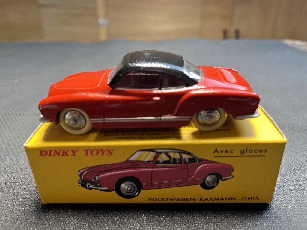 Dinky Toys 24M Volkswagen Karmann Ghia rood/zwart 1:43, Ophalen of Verzenden, Zo goed als nieuw, Auto, Dinky Toys