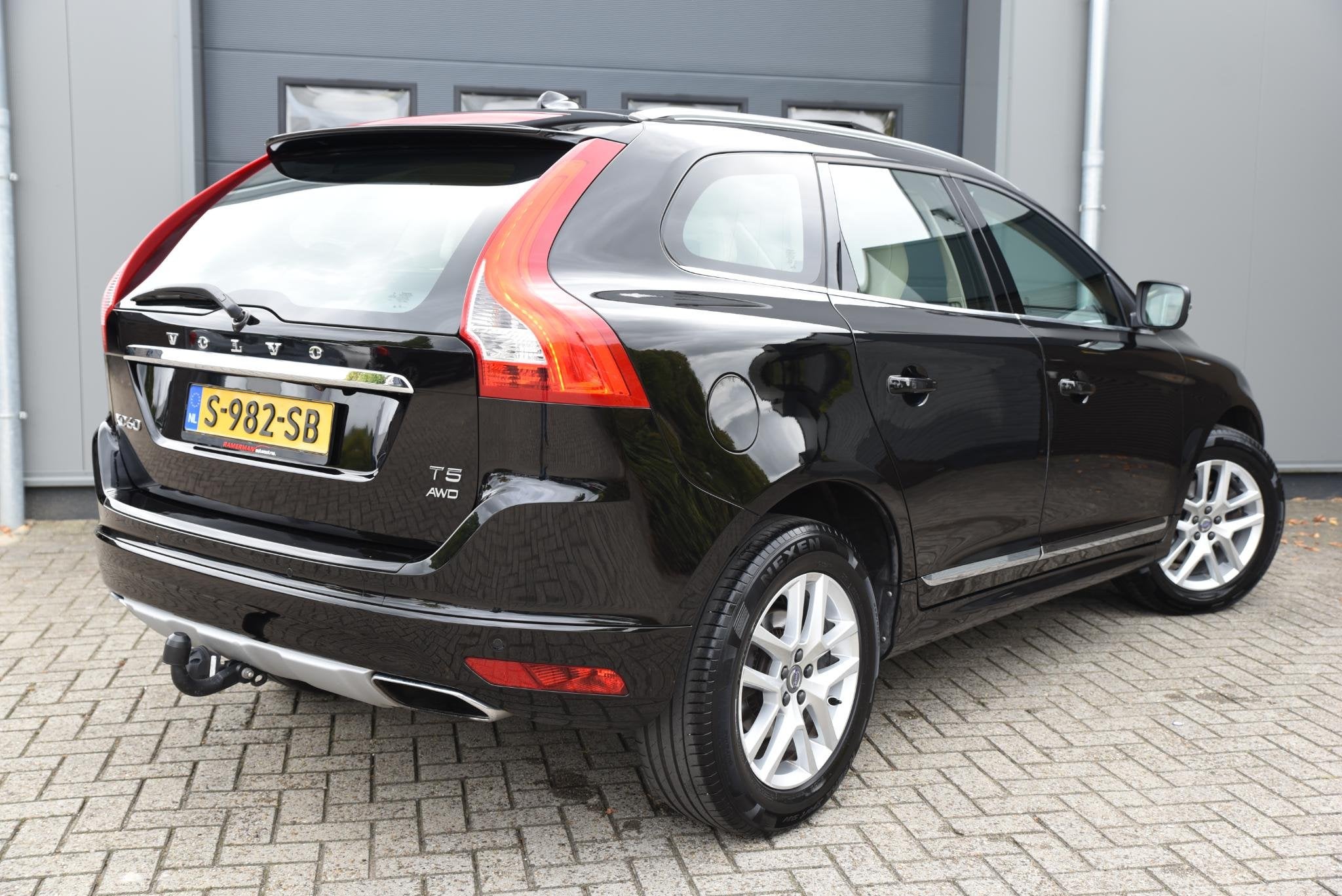 Volvo XC60 2.0 T5 R-Design Schuifdak - Trekhaak, Auto's, Volvo, Euro 6, Zwart, XC60, Vierwielaandrijving
