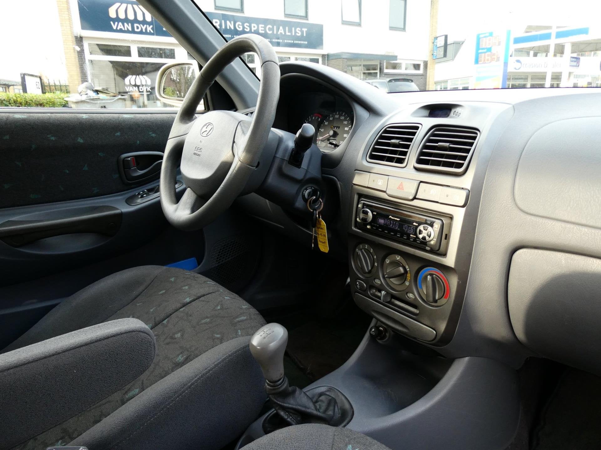 Hyundai Accent 1.5i GS 90pk Semi-Classic 3-drs Airco Nette a, Auto's, Hyundai, Voorwielaandrijving, Metallic lak, Handgeschakeld