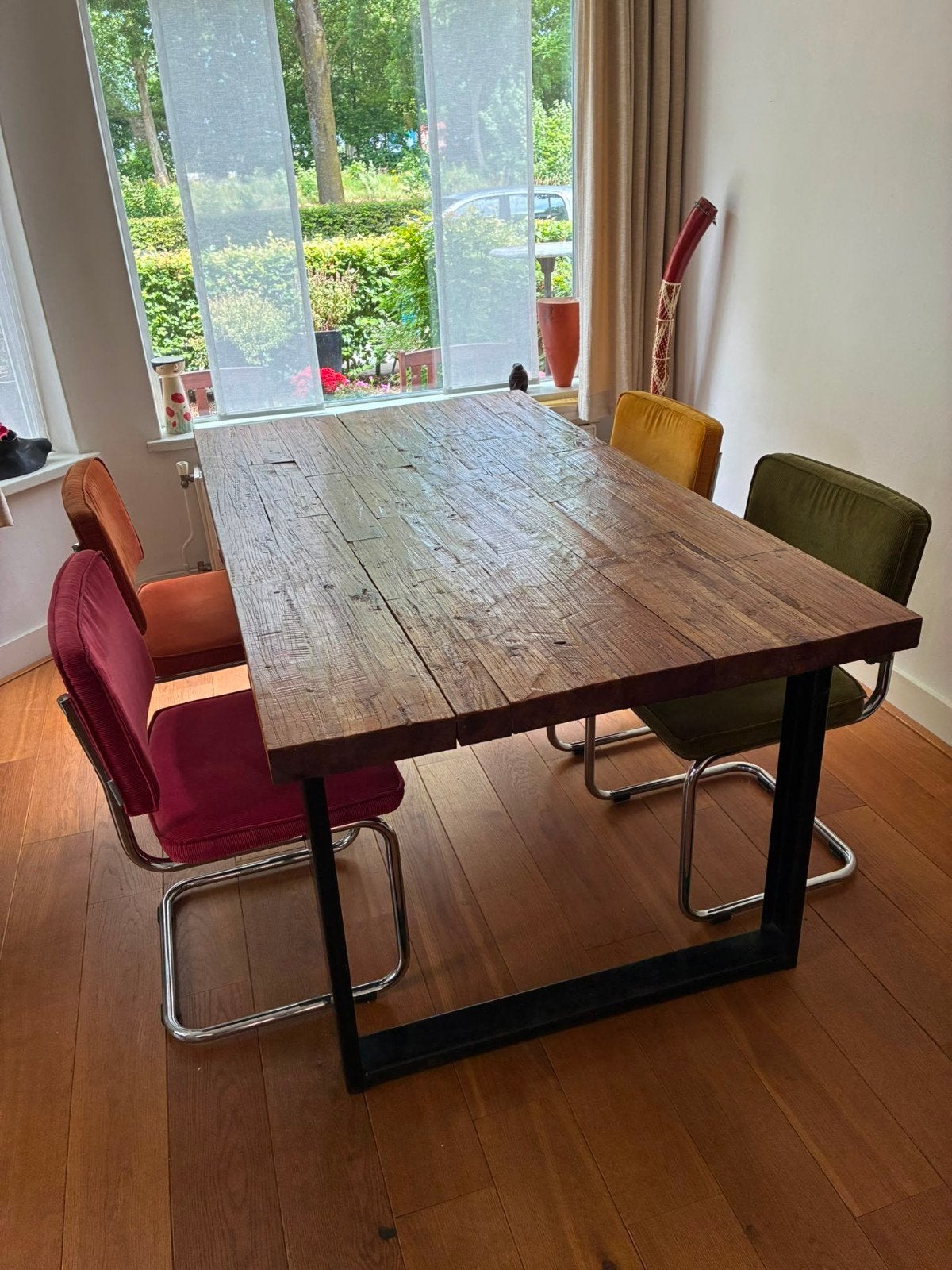 Robuuste eetkamertafel. Stoelen zijn ook te koop., Huis en Inrichting, Complete eetkamers, Ophalen, 4 tot 6 stoelen
