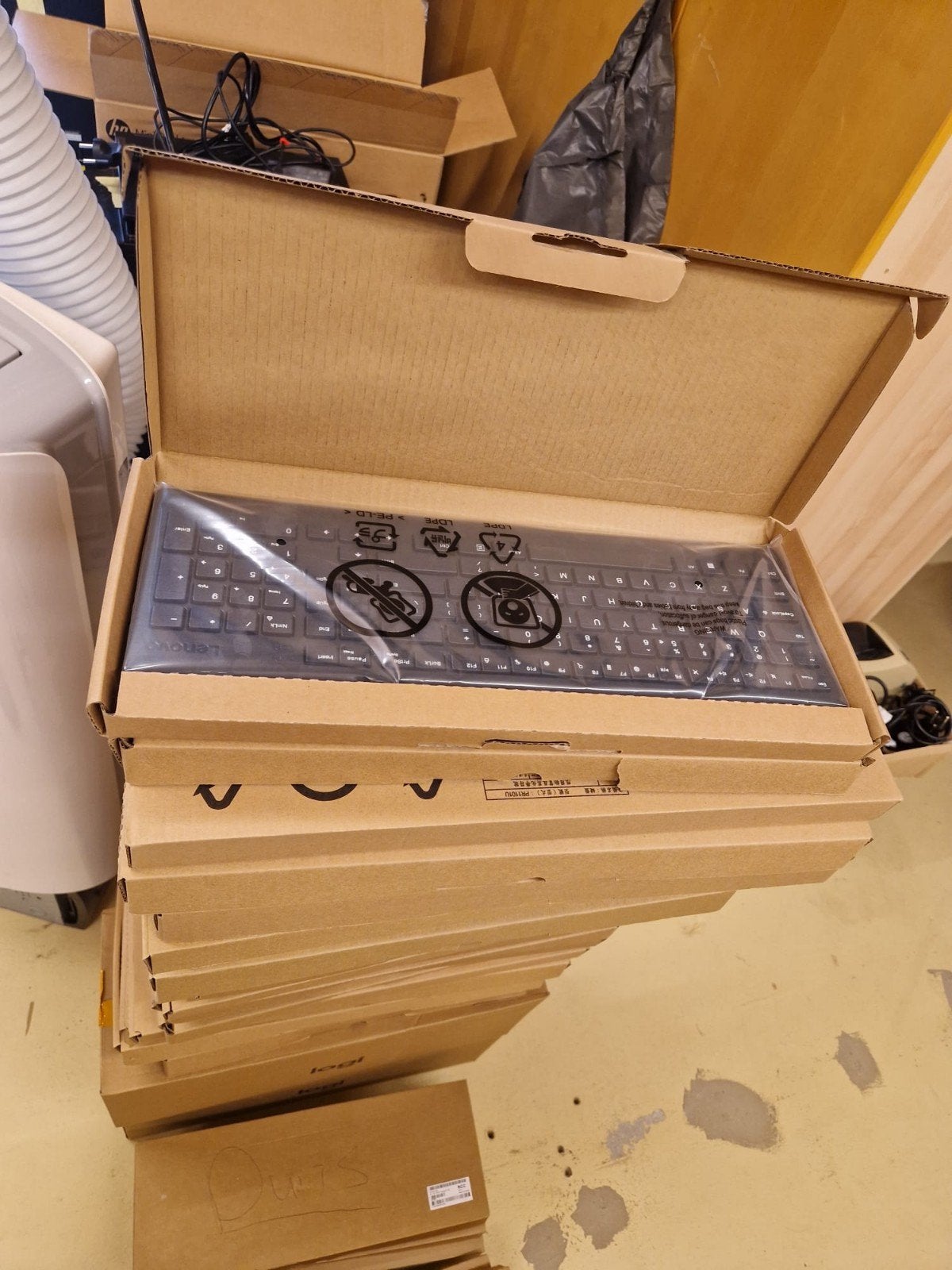 Gloed nieuwe Lenovo en Logitech toetsenborden, Computers en Software, Ophalen of Verzenden, Qwerty, Nieuw, Bedraad
