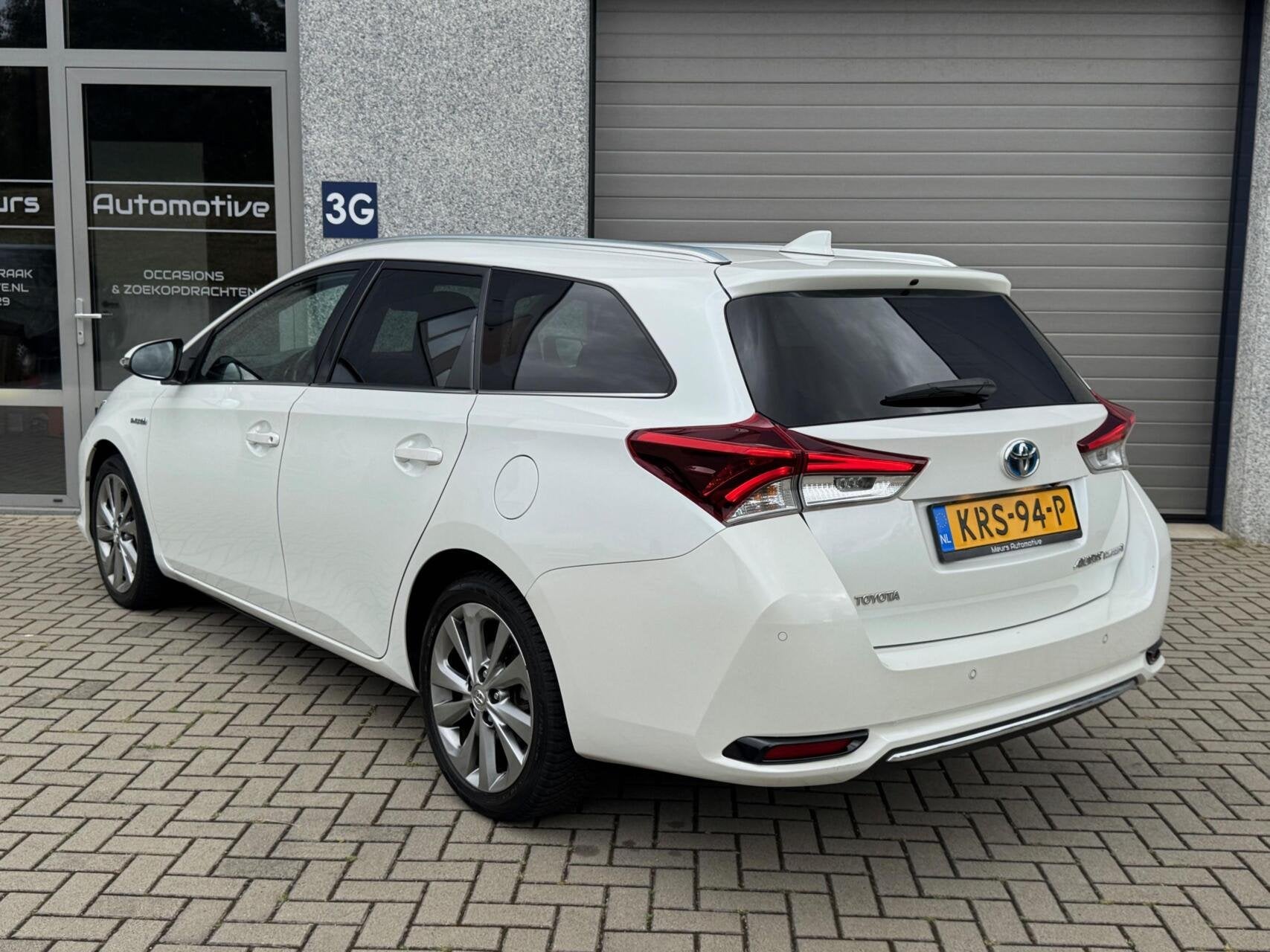 Toyota Auris 1.8 Hybrid Executive LED/Navi/Cruise/Camera/Sto, Gebruikt, Leder en Stof, Wit, Hybride Elektrisch/Benzine