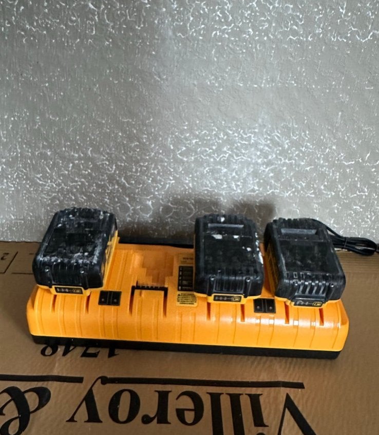 Acculader voor meerdere dewalt accu's, Ophalen of Verzenden, Gebruikt