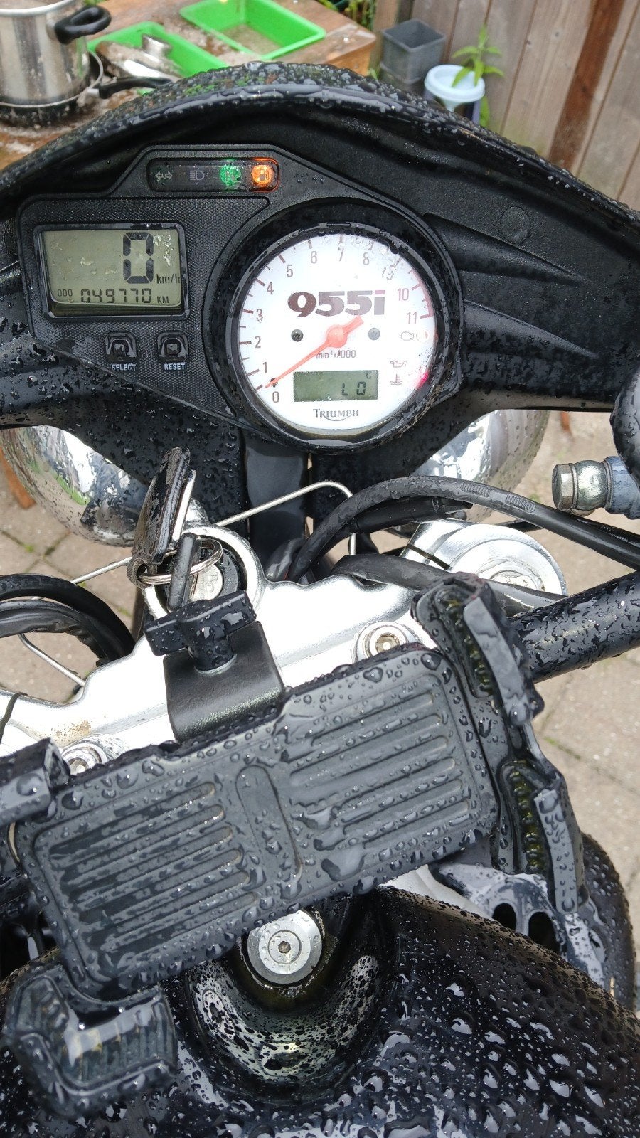 Te koop :Triumph speed triple 955i. ZWART